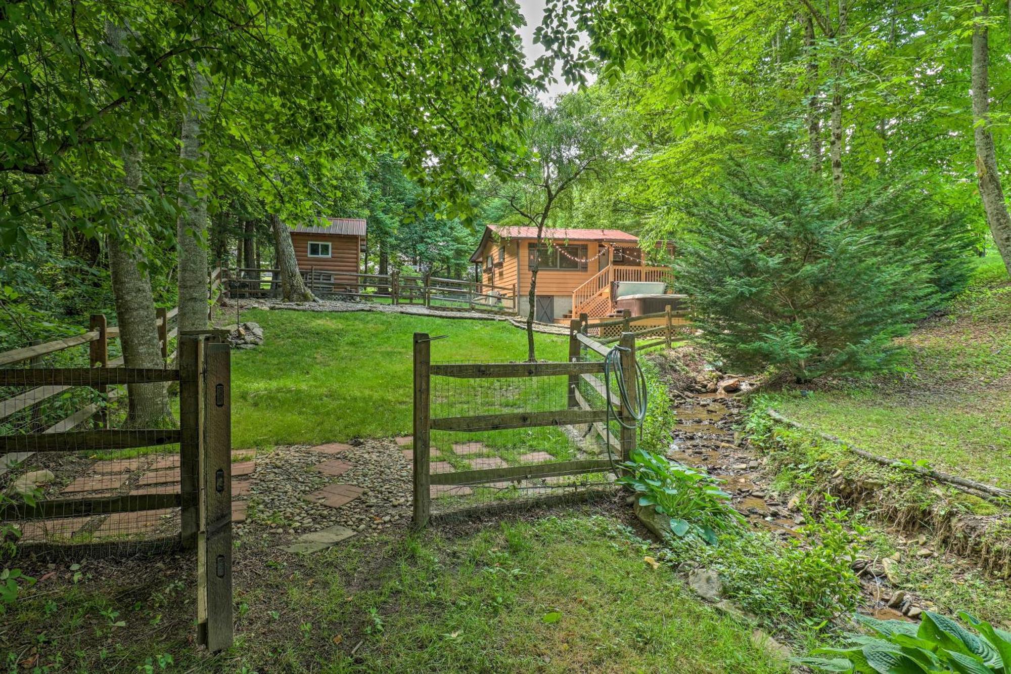 Vintage Creekside Cottage With Hot Tub And Grill! Maggie Valley Esterno foto