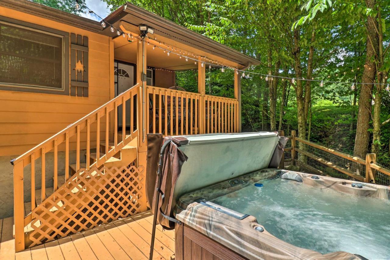 Vintage Creekside Cottage With Hot Tub And Grill! Maggie Valley Esterno foto